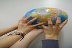 Symbolfoto: Unsere Welt - entstanden im Rahmen eines SchülerInnenprojekts  Die Welt liegt in unseren Händen - wir sind für Umwelt und Frieden mitverantwortlich...