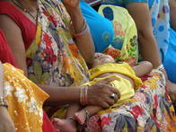schlafendes indisches Kleinkind - irgendwo im Taj Mahal-Gelände entspannt sich eine Mutter mit ihrem schalfenden Baby
